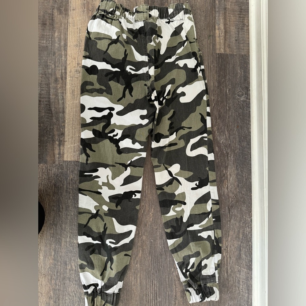 Almost Famous Paperbag Pants Womens Size small Green Black‎ Camo green
